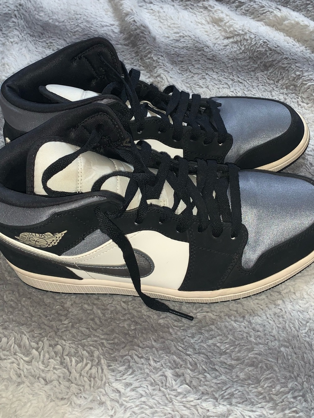 Air Jordan 1 Mid Satin Grey